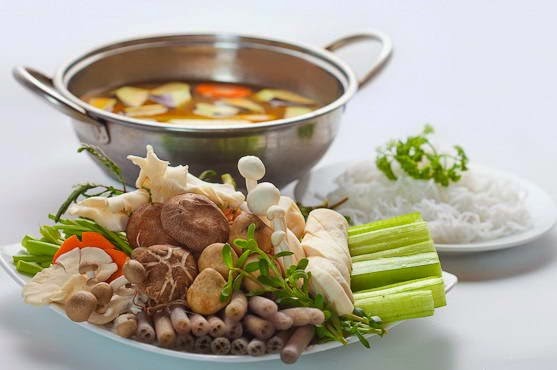 Lẩu gà nấu nấm thập cẩm