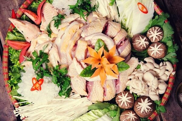 Lẩu gà nấu nấm thập cẩm