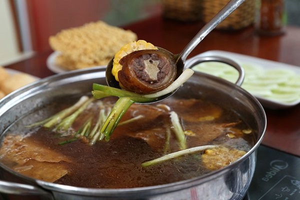 Lẩu đuôi bò hầm thuốc bắc