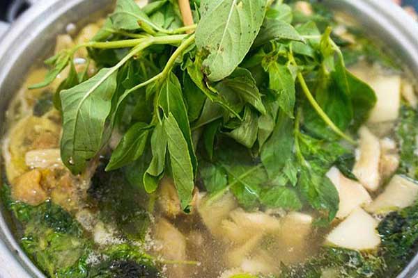 Lẩu gà lá é 