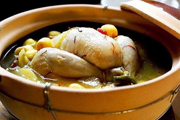 Gà hầm thuốc bắc và gà hầm hạt sen