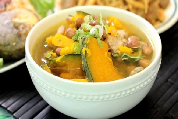 Canh bí đỏ hầm xương nấu với thịt bằm, tôm khô