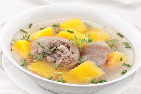 Canh bí đỏ hầm xương nấu với thịt bằm, tôm khô