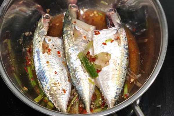 Cá bạc má kho tiêu