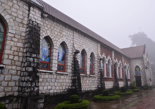 nhà thờ đá cổ Sapa