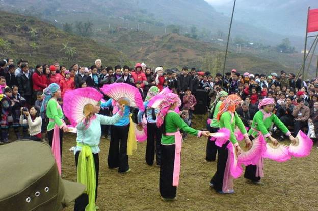 nhà thờ đá cổ Sapa