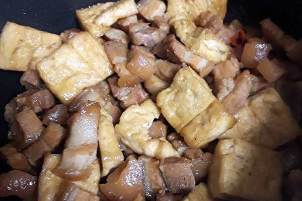 thịt kho đậu hũ nước dừa